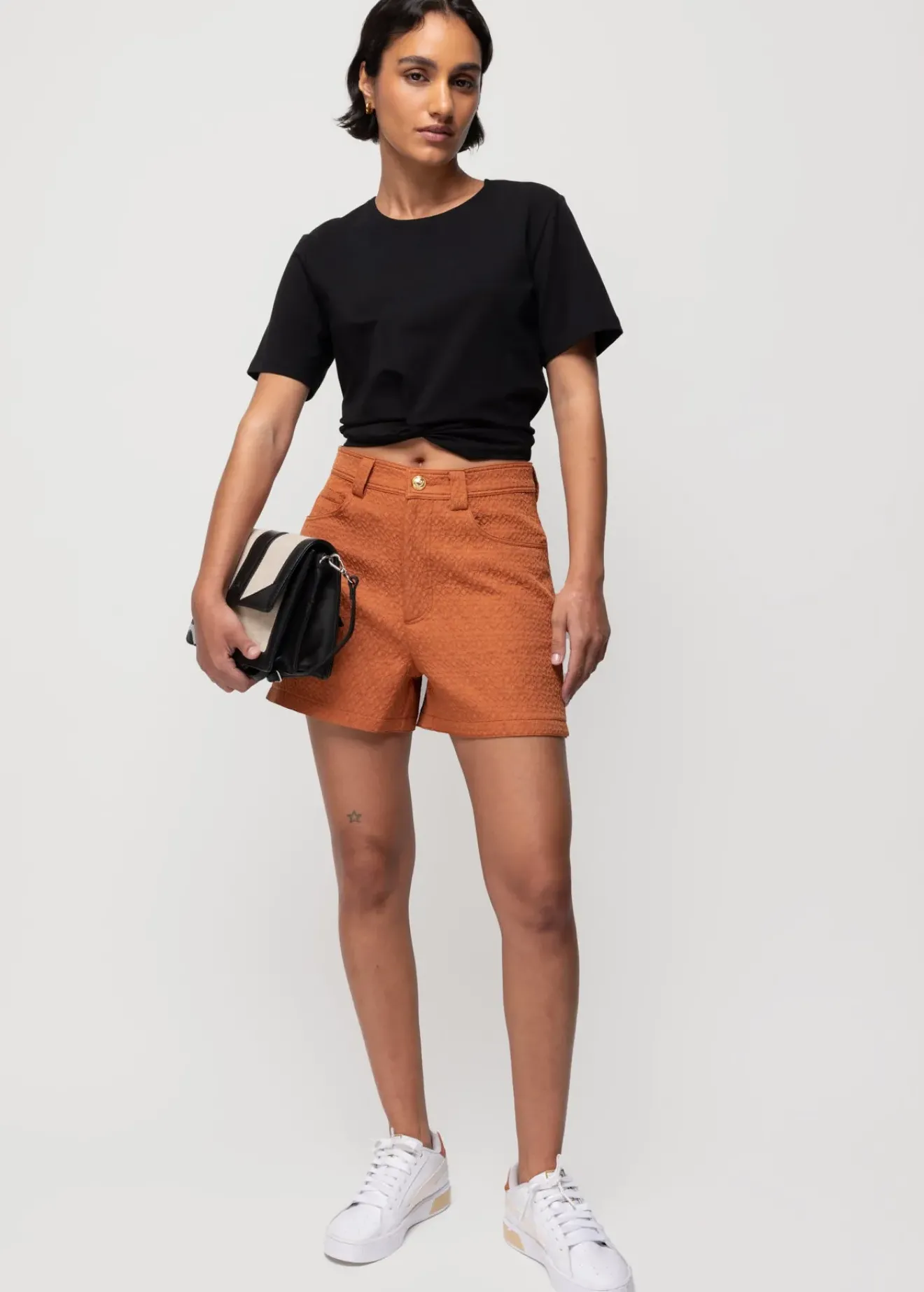 Vanilia Cropped Shirt Met Knoopdetail Zwart Hot