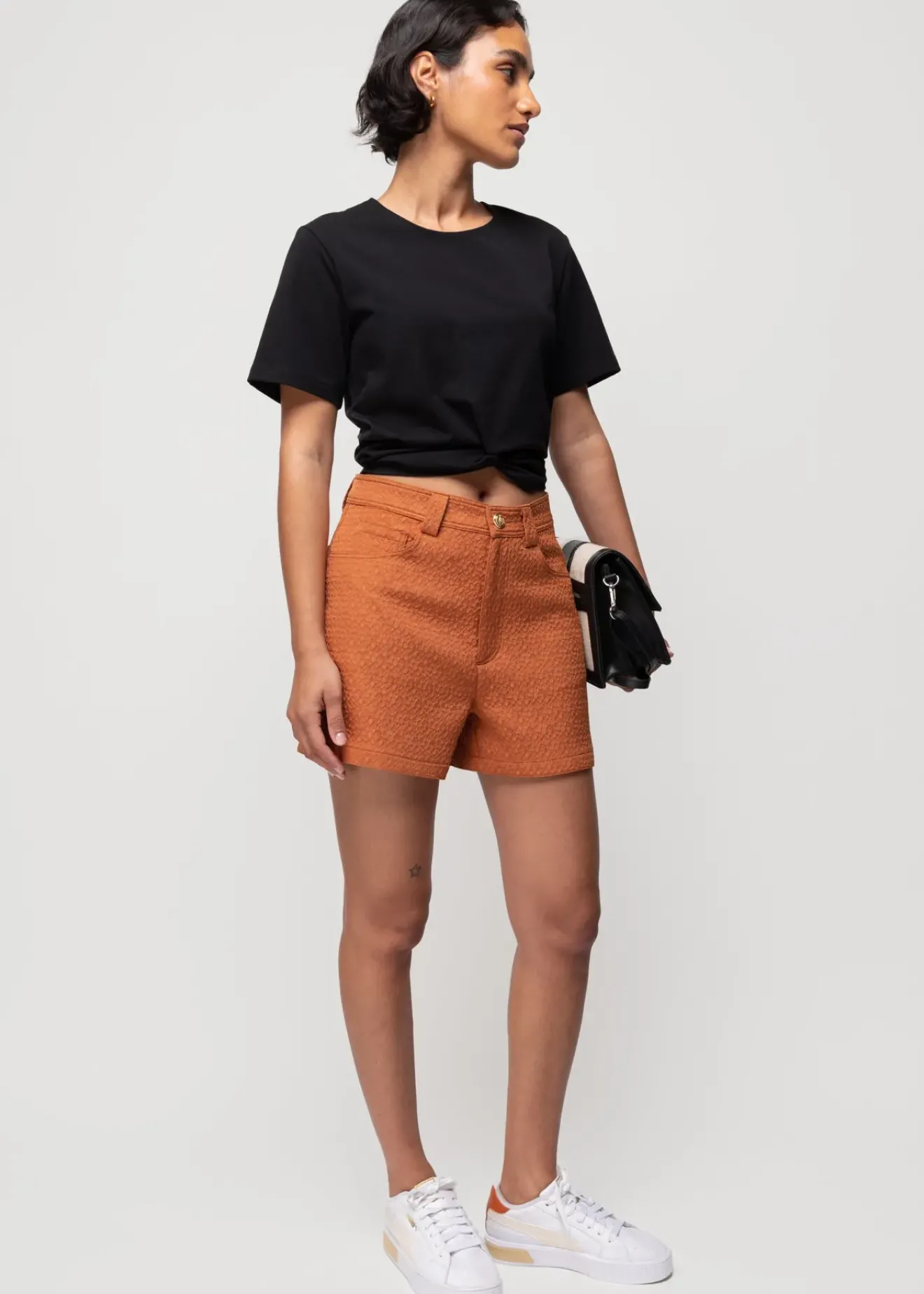 Vanilia Cropped Shirt Met Knoopdetail Zwart Hot