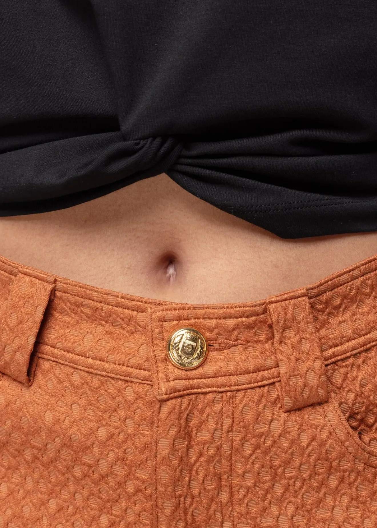 Vanilia Cropped Shirt Met Knoopdetail Zwart Hot