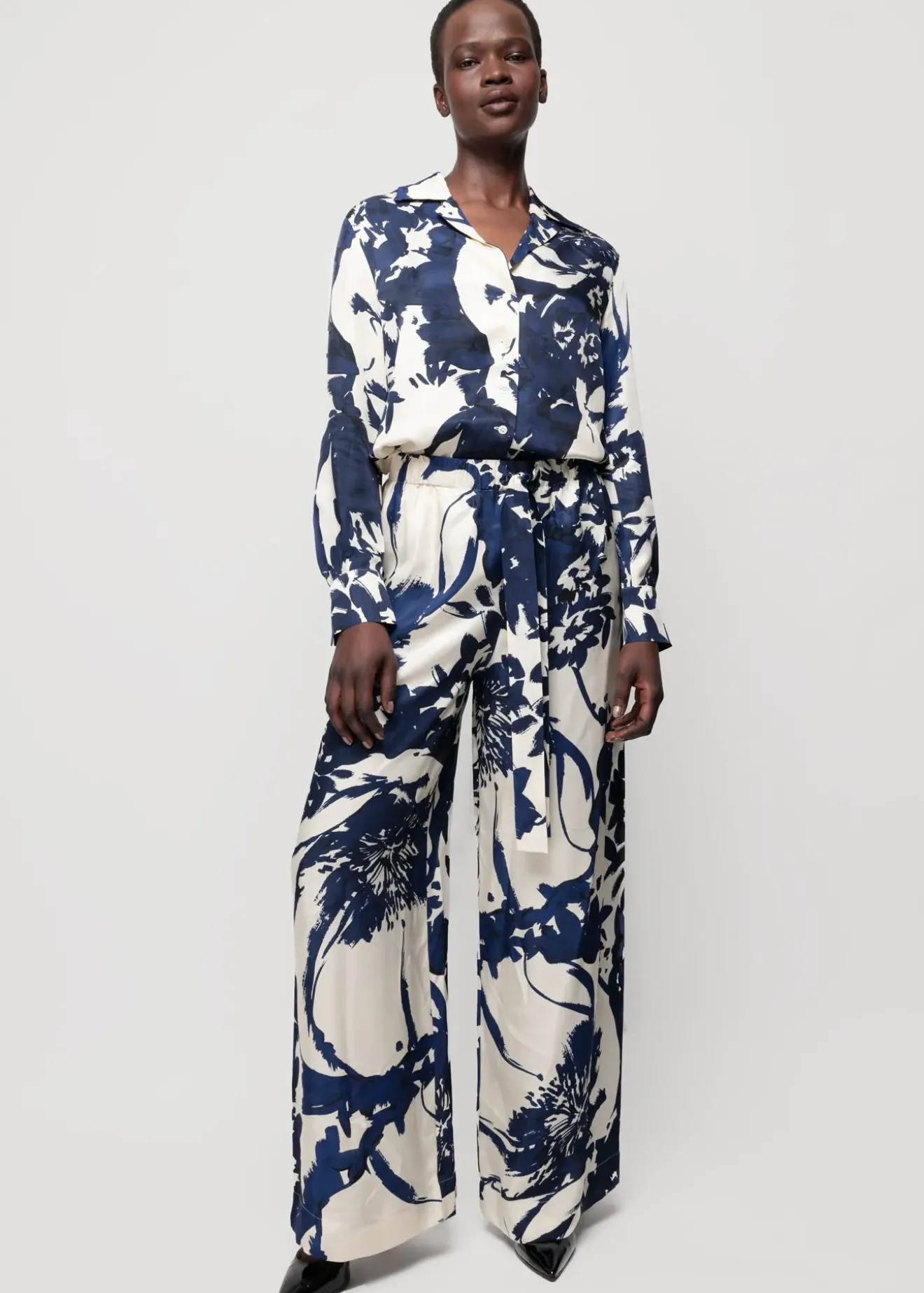 Vanilia Viscose Broek Met Bloemen Classic Navy / Ecru Discount